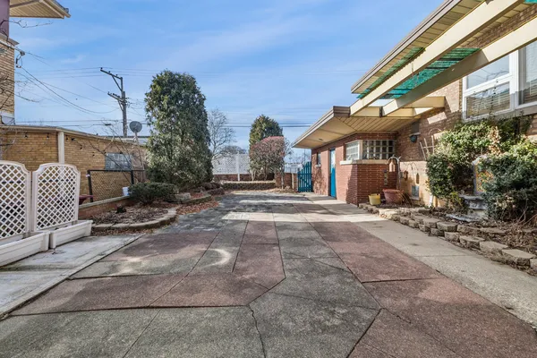 $3,295 | 10454 South Claremont Avenue, Unit 1, Chicago, IL 60643