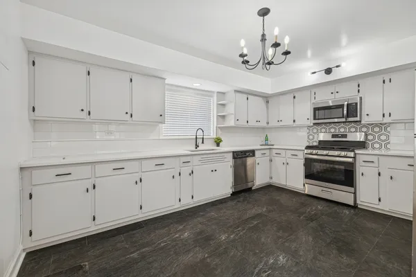$3,295 | 10454 South Claremont Avenue, Unit 1, Chicago, IL 60643