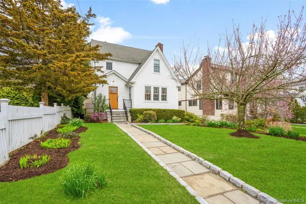 $2,195,000 | 60 Elm Avenue, Larchmont, NY 10538