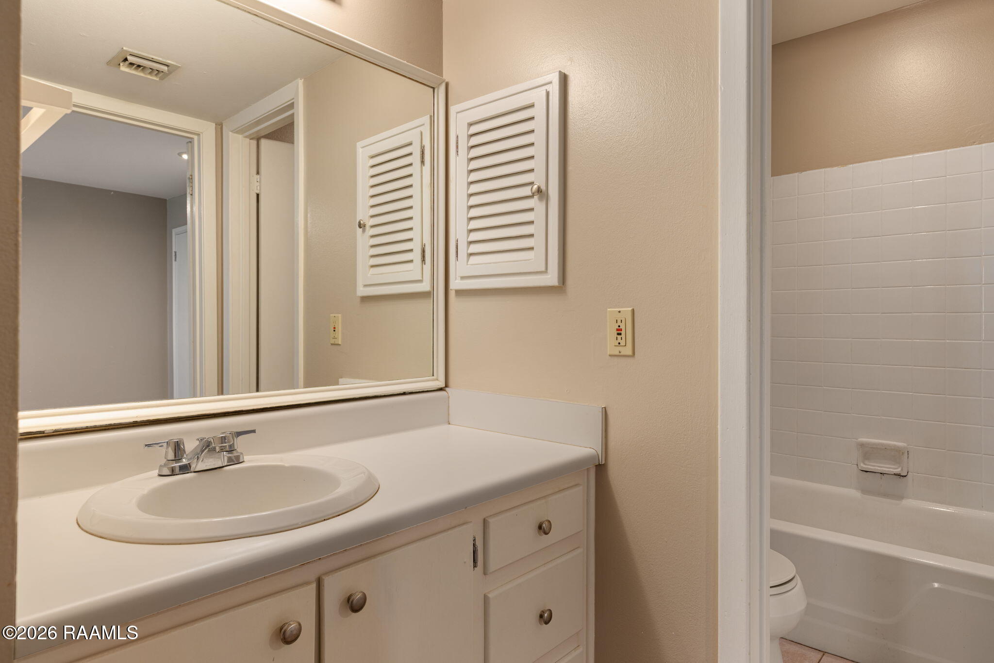 220 Doucet Road, Unit 122C Lafayette, LA 70503 - Photo 15 of 19 15-web-or-mls-220 Doucet Rd 122C-15