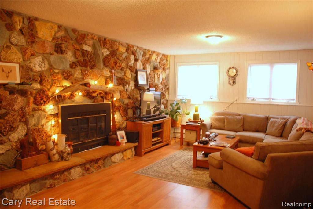 12126 Linden Road Linden, MI 48451 - Photo 4 of 11