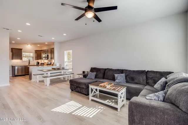 $1,950 | 15359 Serene Street, Gulfport, MS 39503