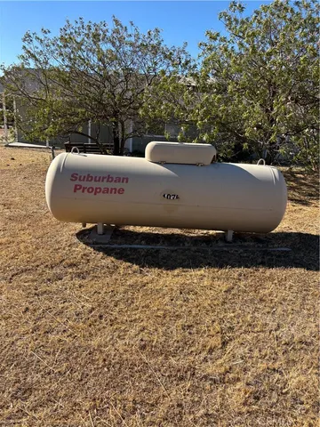 a view of a back yard