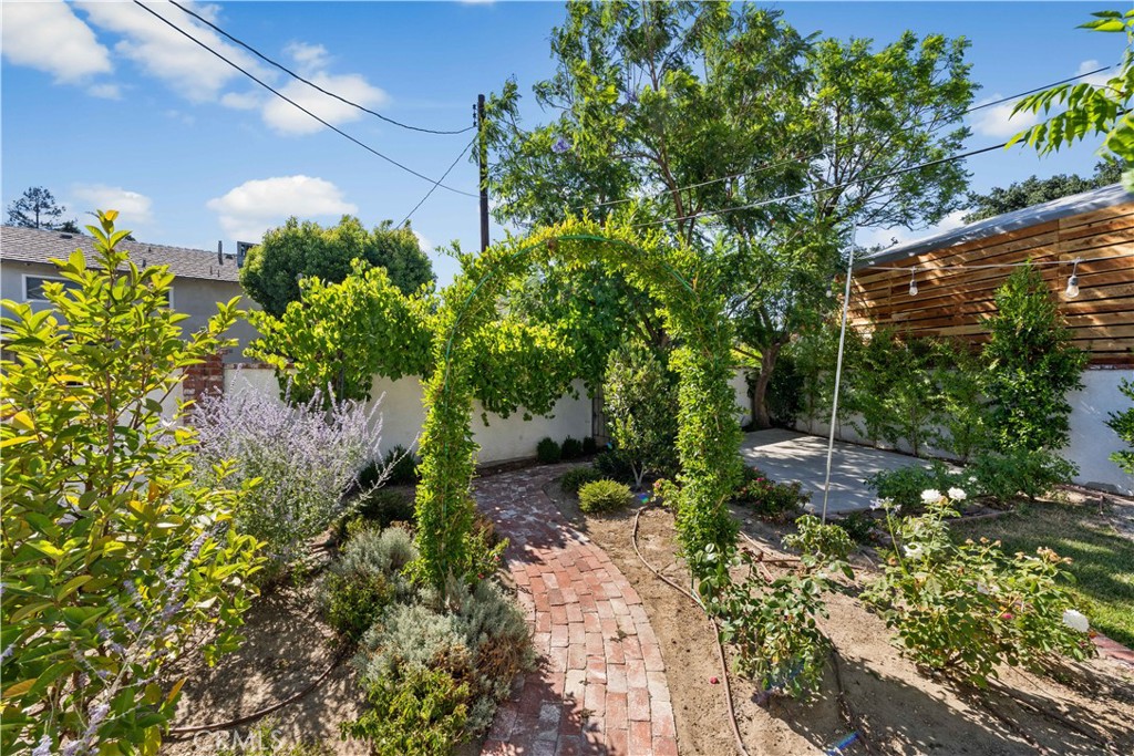 24405 Derian Drive Newhall, CA 91321 - Photo 42 of 44 a backyard of a house with lots of green space