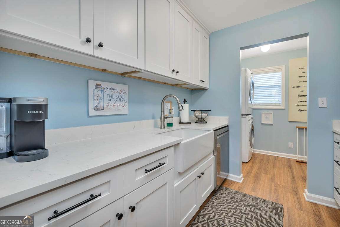 143 South Island Square Drive St. Simons, GA 31522 - Photo 10 of 26 a kitchen with cabinets and window