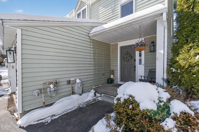 $299,900 | 412 Antler Court, Milton, NY 12020