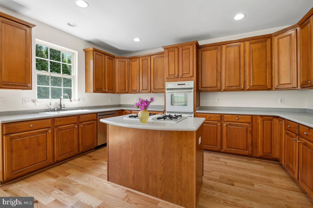 18521 Cornflower Road Boyds, MD 20841 - Photo 10 of 62 Kitchen with island, loads of cabinet and counters