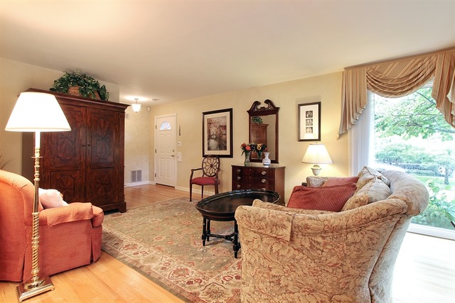 1045 Kenton Road Deerfield, IL 60015 - Photo 2 of 10