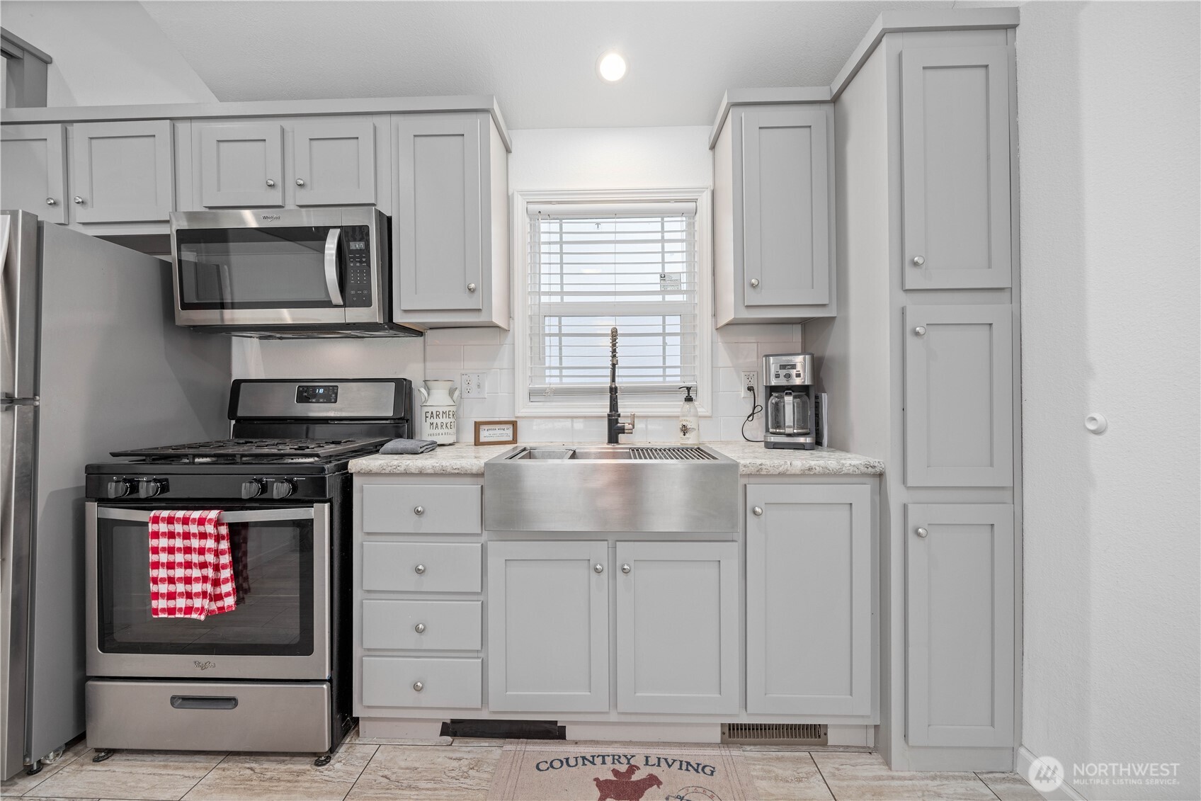 577 Bill Shaw Road Pateros, WA 98846 - Photo 11 of 40 a kitchen with stainless steel appliances granite countertop a stove a sink and a microwave