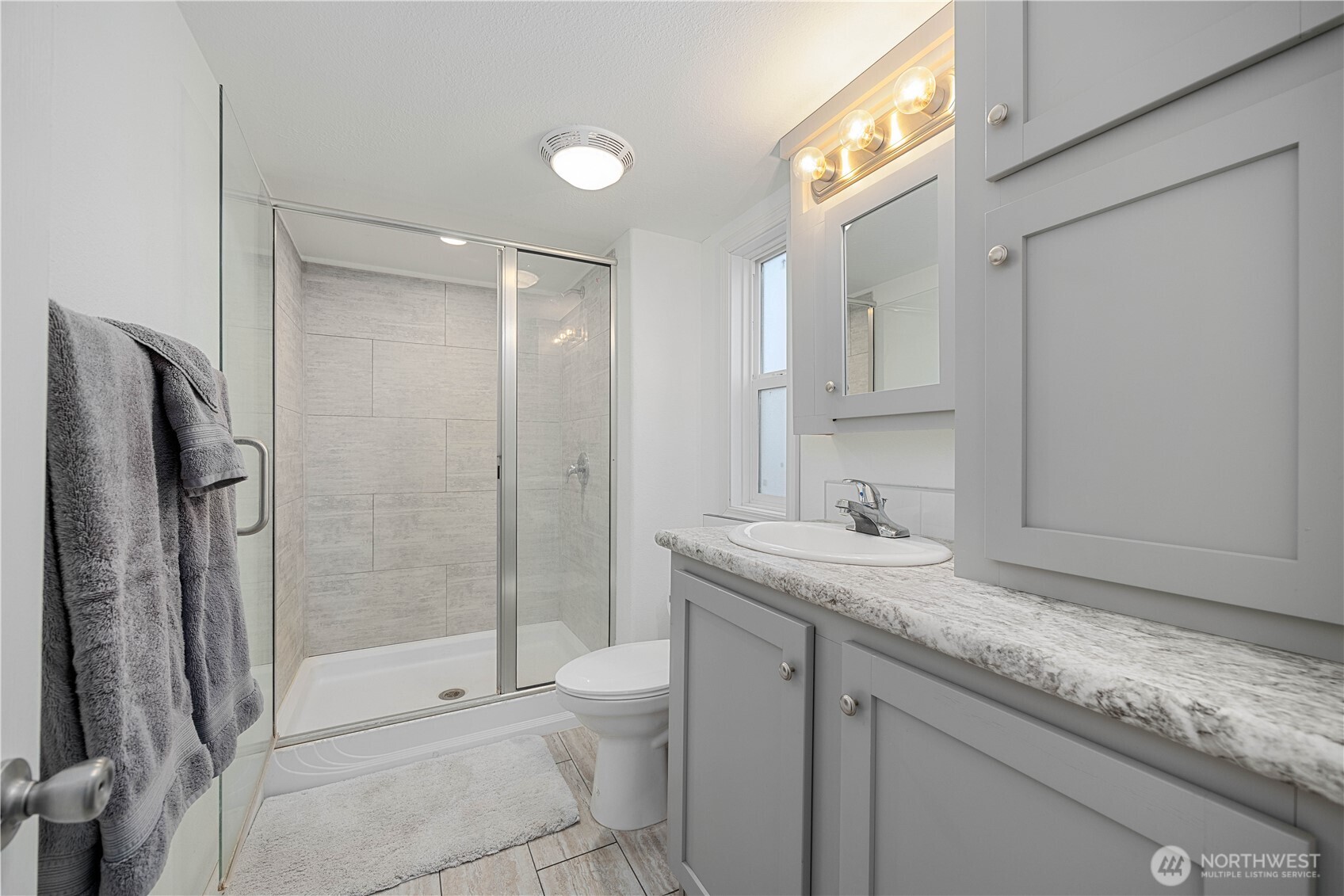 577 Bill Shaw Road Pateros, WA 98846 - Photo 16 of 40 a bathroom with a granite countertop sink toilet and shower