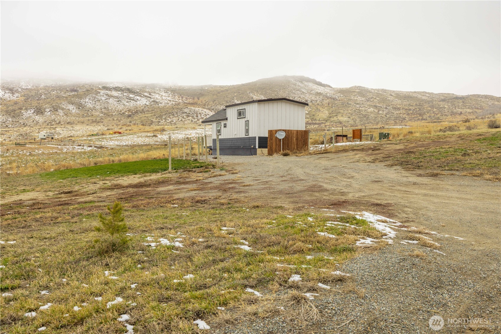 577 Bill Shaw Road Pateros, WA 98846 - Photo 29 of 40 a view of a big room with an ocean and mountain view