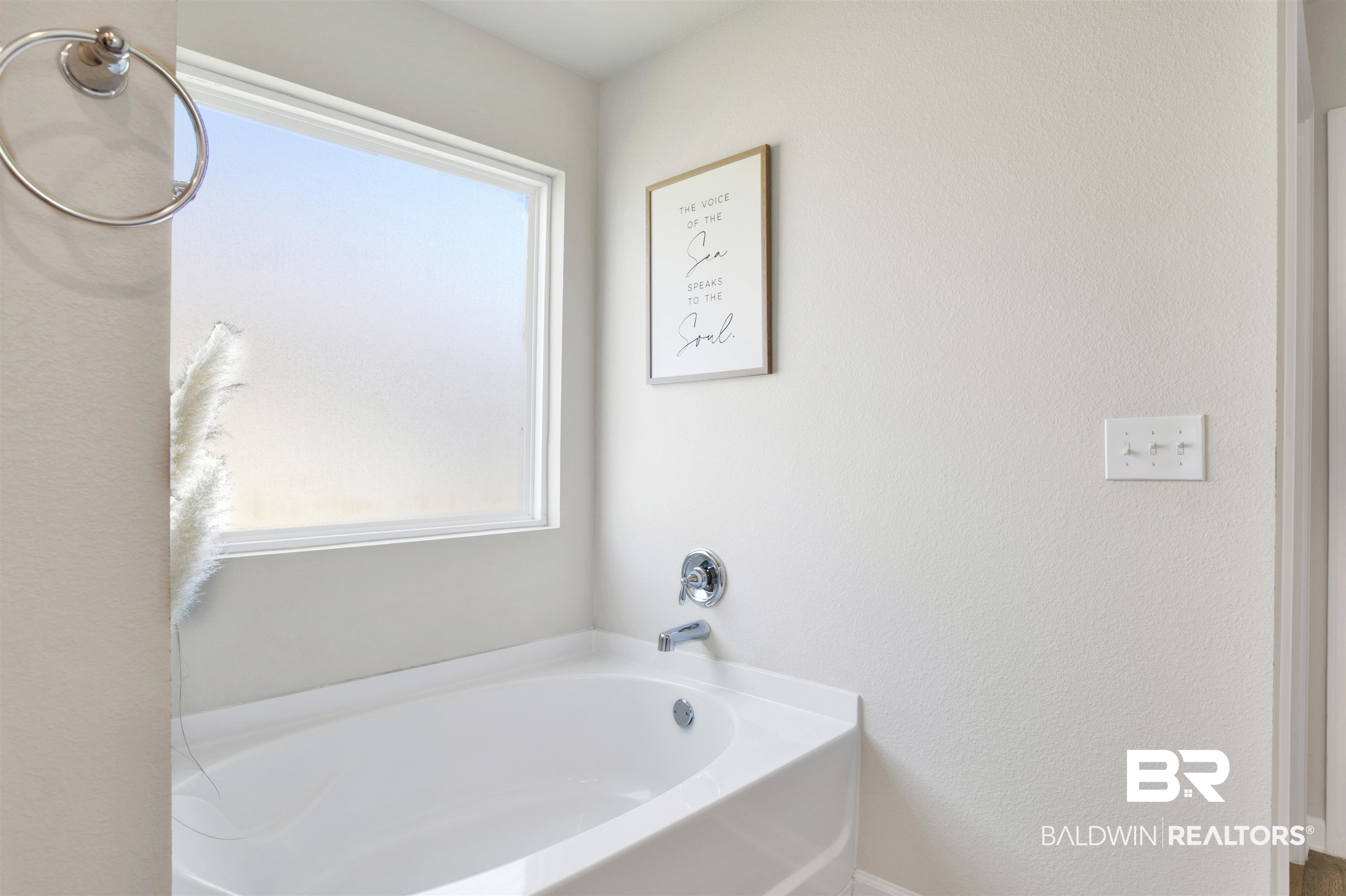 8008 Pickwick Dr. Foley, AL 36535 - Photo 22 of 33 Sunlit Soaking Tub