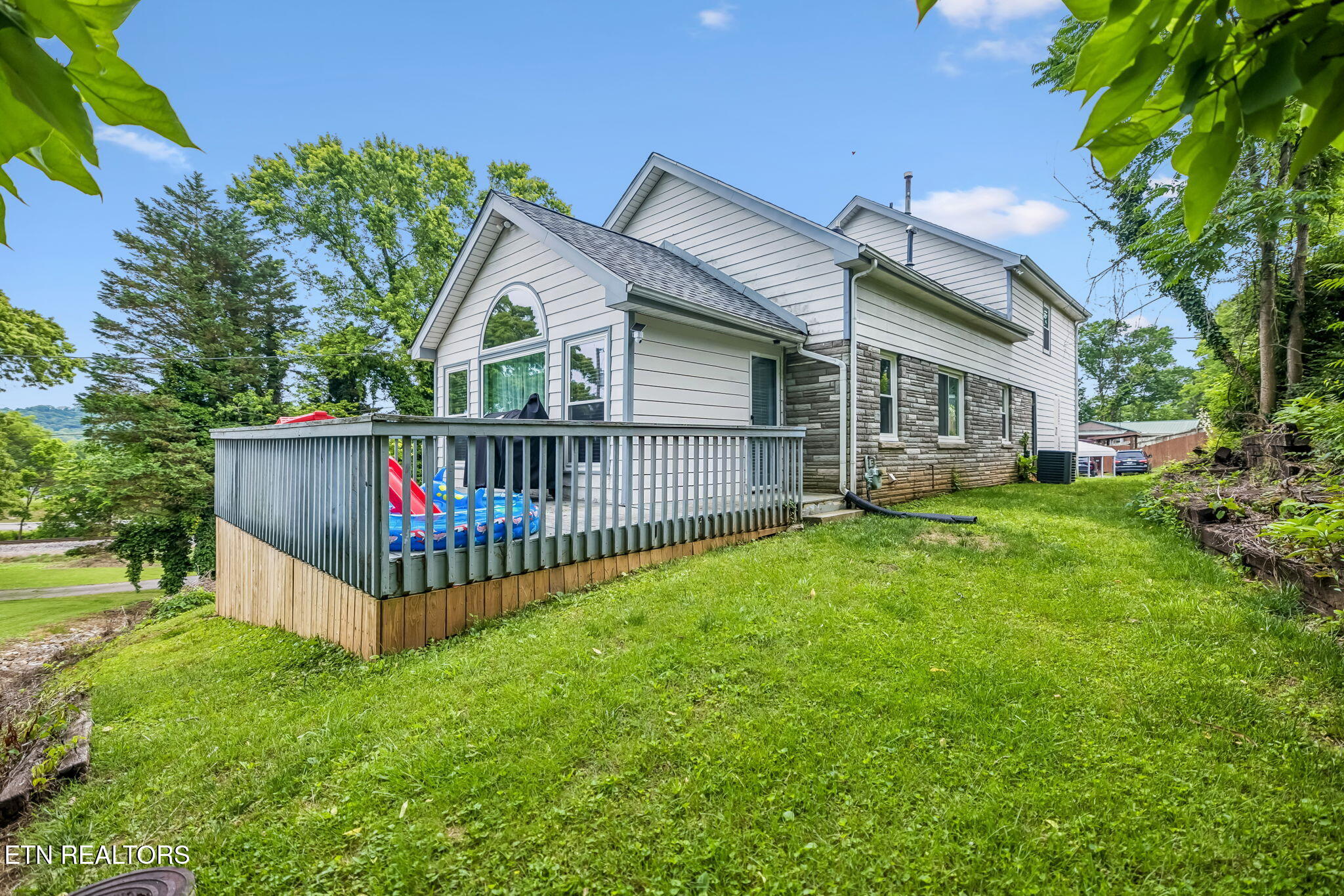 212 Oak Street Clinton, TN 37716 - Photo 3 of 29 33-27-212 Oak St - 027