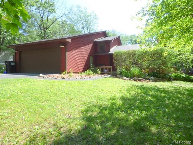 9085 Evergreen Road Brighton, MI 48116 - Photo 3 of 25 (3)Front Yard.jpg