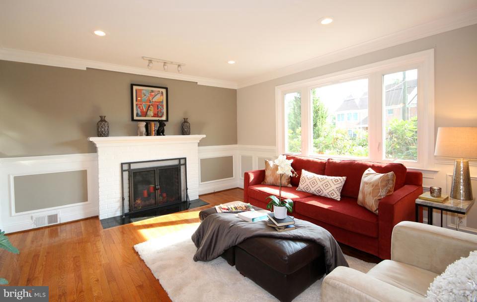 6002 Frederick Street Springfield, VA 22150 - Photo 2 of 27 Living Room