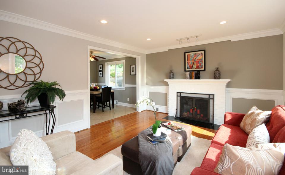 6002 Frederick Street Springfield, VA 22150 - Photo 4 of 27 Living Room