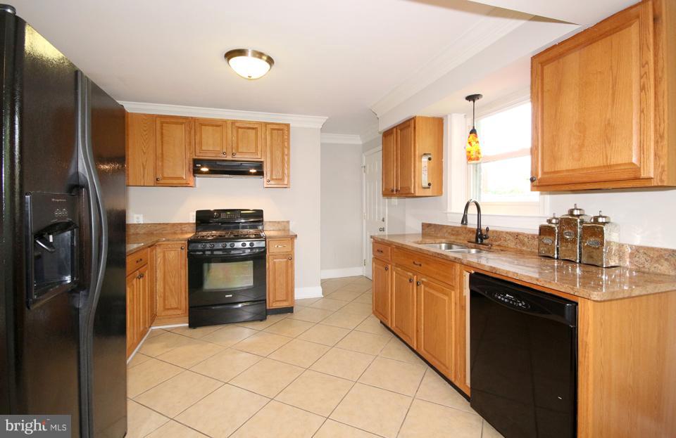 6002 Frederick Street Springfield, VA 22150 - Photo 8 of 27 Kitchen