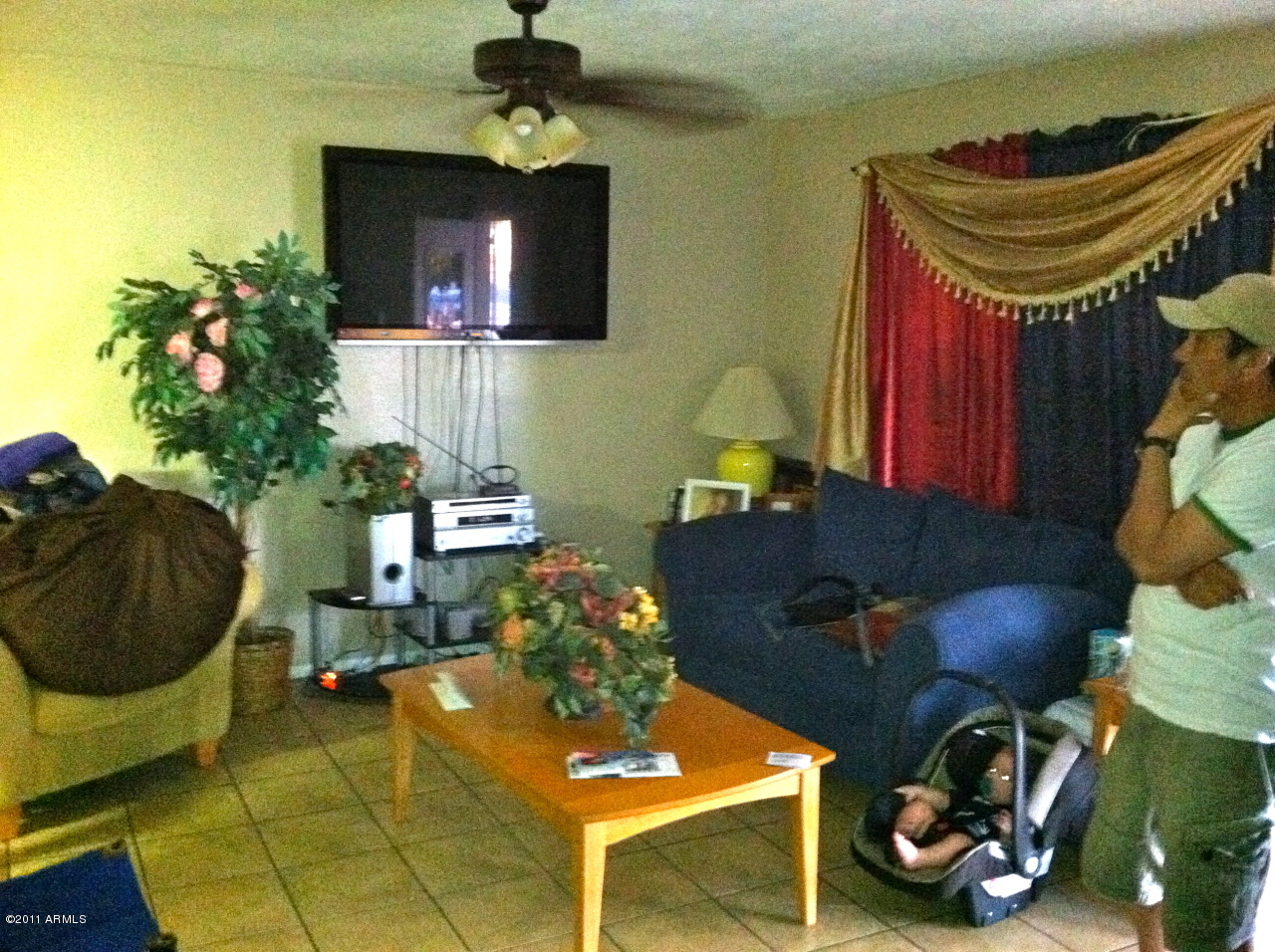 7121 West Hatcher Road Peoria, AZ 85345 - Photo 4 of 17 FRONT ROOM