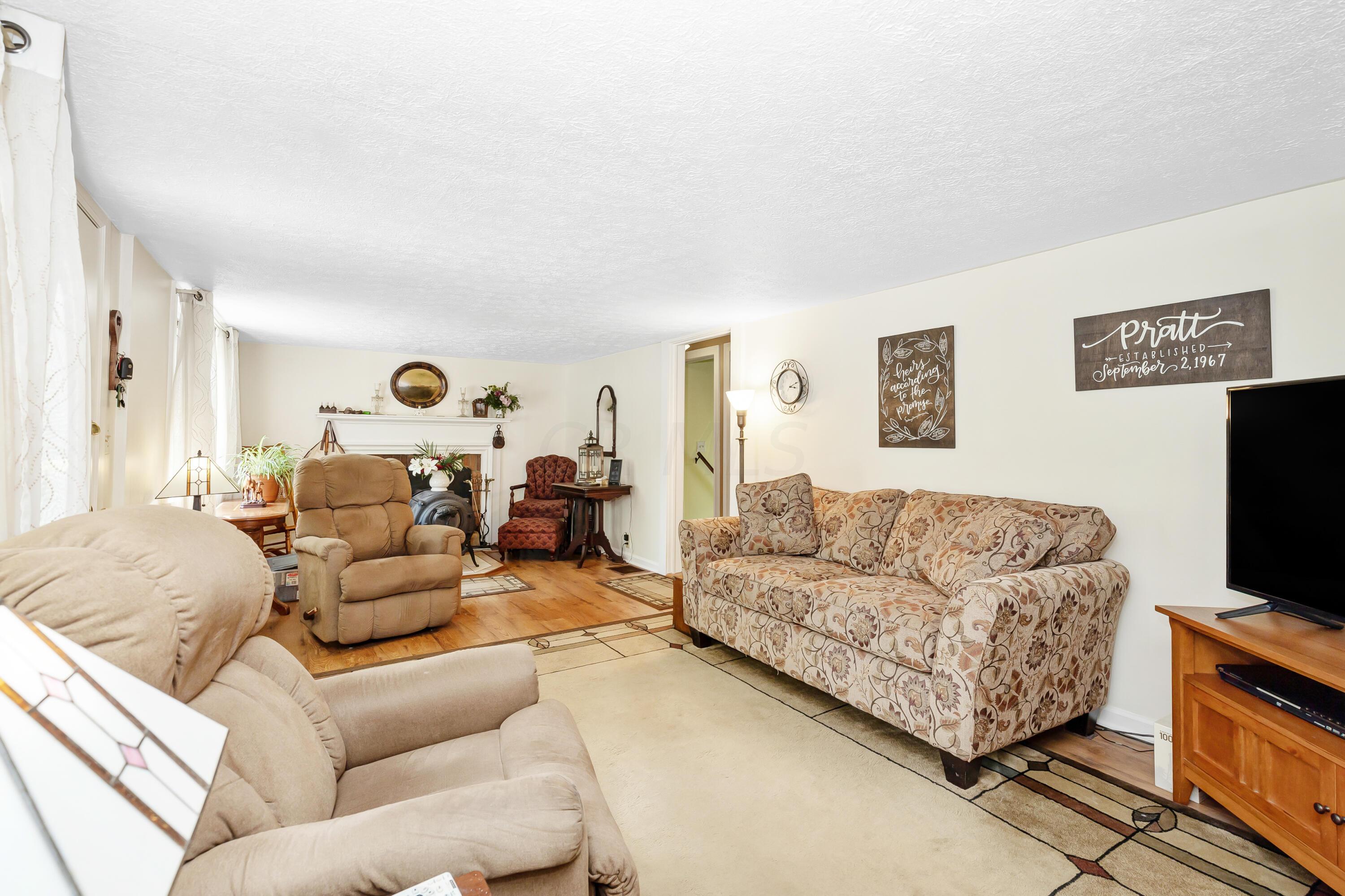 7511 Ballou Road Newark, OH 43056 - Photo 6 of 29 Living Room