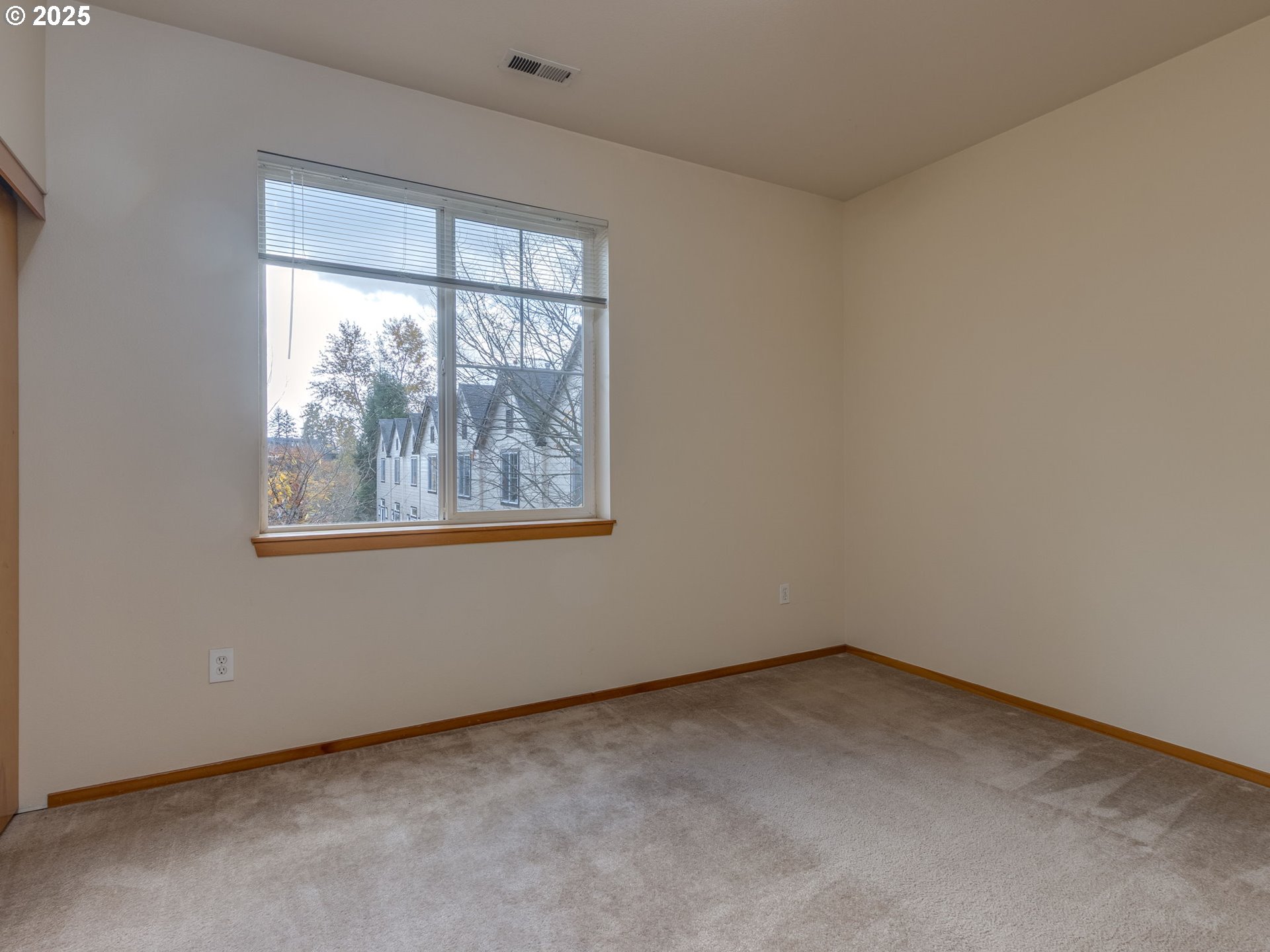 606 Southwest Dillan Drive Beaverton, OR 97006 - Photo 23 of 29 an empty room with a window