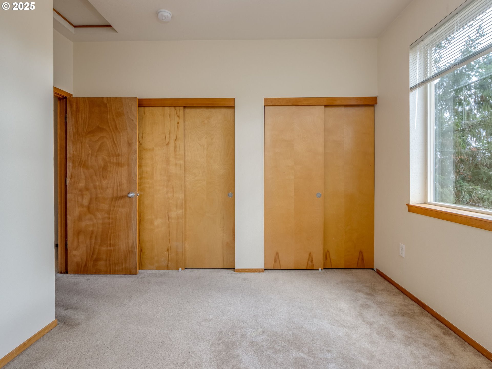 606 Southwest Dillan Drive Beaverton, OR 97006 - Photo 25 of 29 an empty room with windows