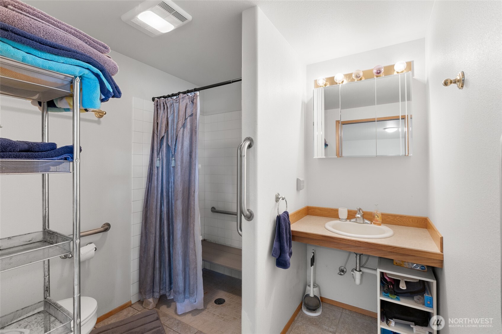 2299 Admiral Road Northeast Moses Lake, WA 98837 - Photo 26 of 40 a bathroom with a sink and a mirror