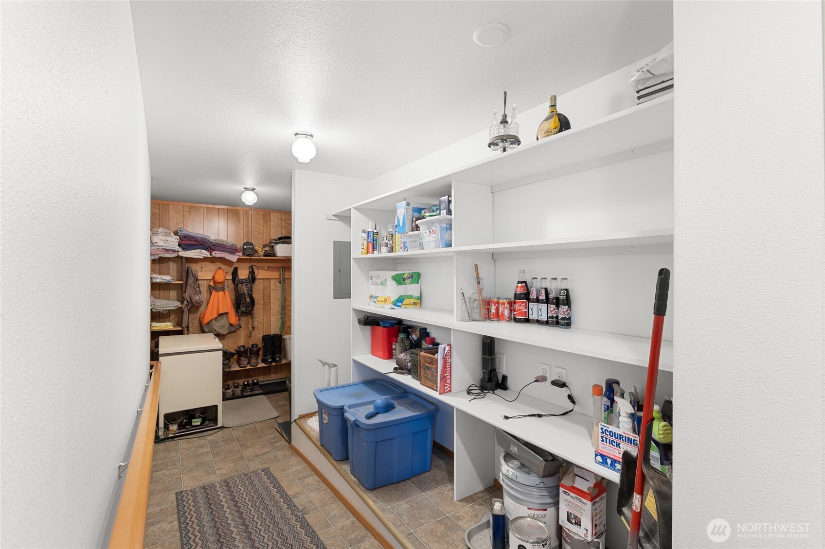 2299 Admiral Road Northeast Moses Lake, WA 98837 - Photo 29 of 40 a workspace with furniture and wooden floor