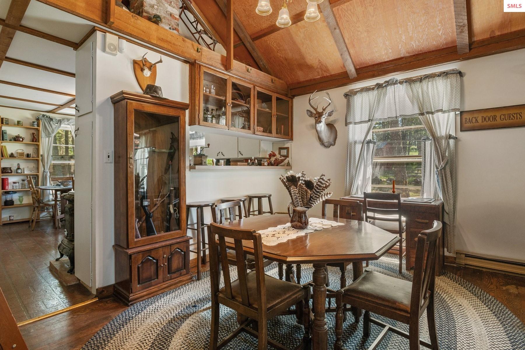 526 Roop Road Cocolalla, ID 83813 - Photo 72 of 100 Guest cabin dining area