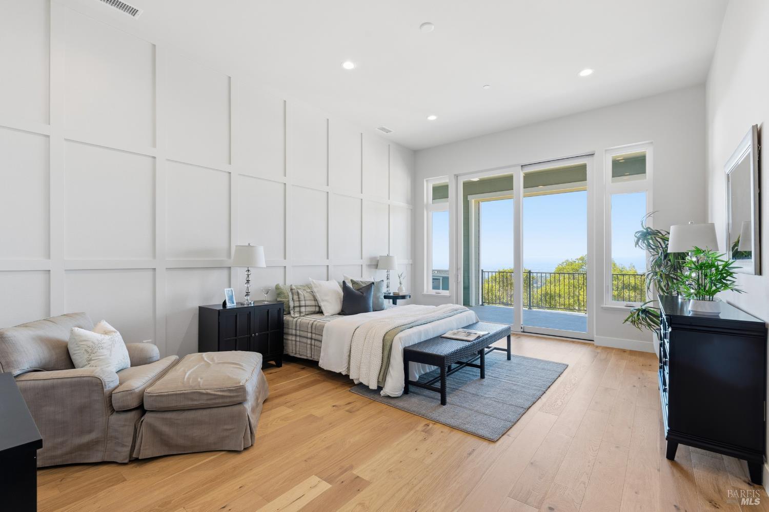 3945 Parker Hill Road Santa Rosa, CA 95404 - Photo 33 of 53 a living room with furniture and a potted plant