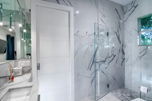 a view of a house with backyard