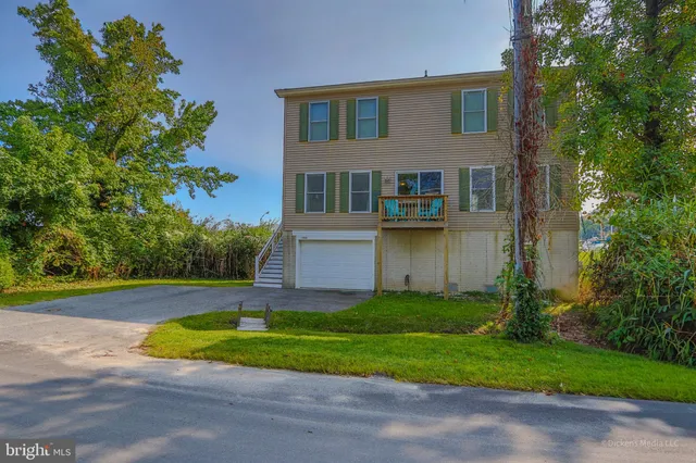 a view of a back yard of the house