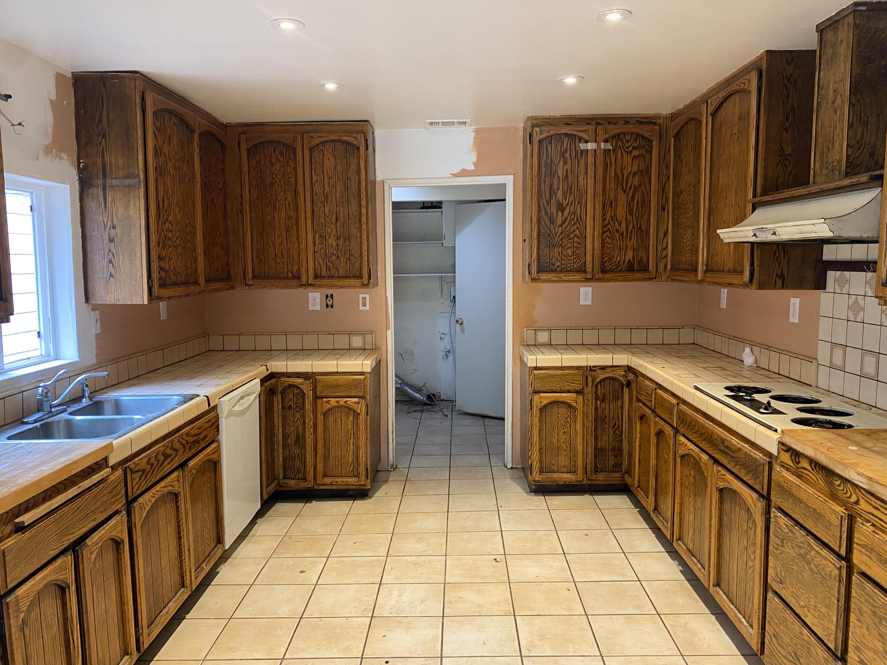 1041 Palomino Road Santa Barbara, CA 93105 - Photo 12 of 27 Kitchen