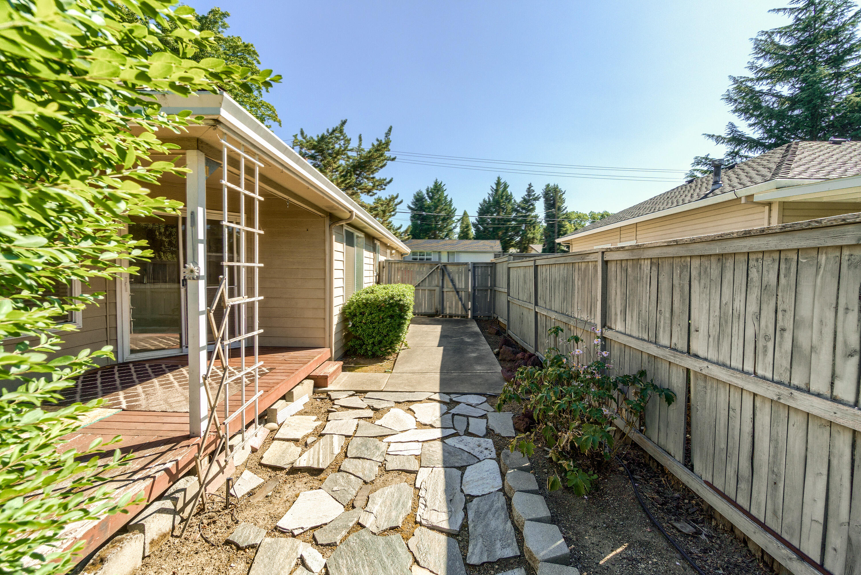 2435 Spring Street Medford, OR 97504 - Photo 8 of 49 SS (8)