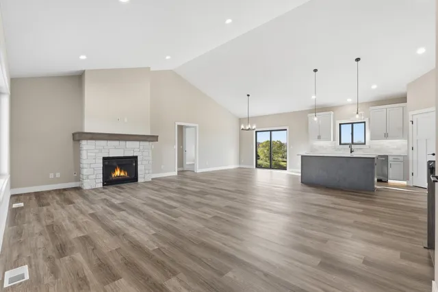 $825,000 | 1432 East Oaks Trail, Houlton, WI 54082