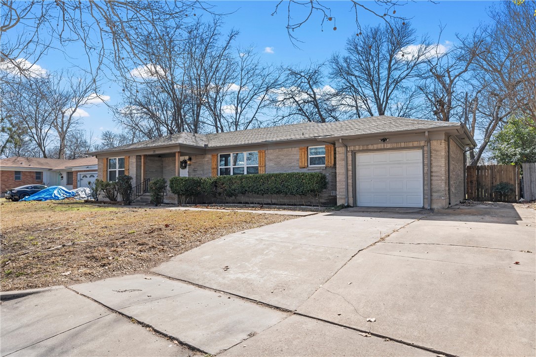 942 Longfellow Drive Waco, TX 76710 - Photo 3 of 38 a front view of house with yard and trees around