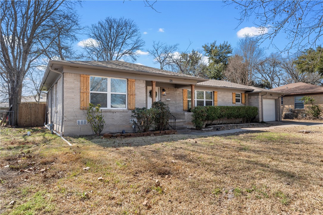 942 Longfellow Drive Waco, TX 76710 - Photo 4 of 38 a front view of a house with garden