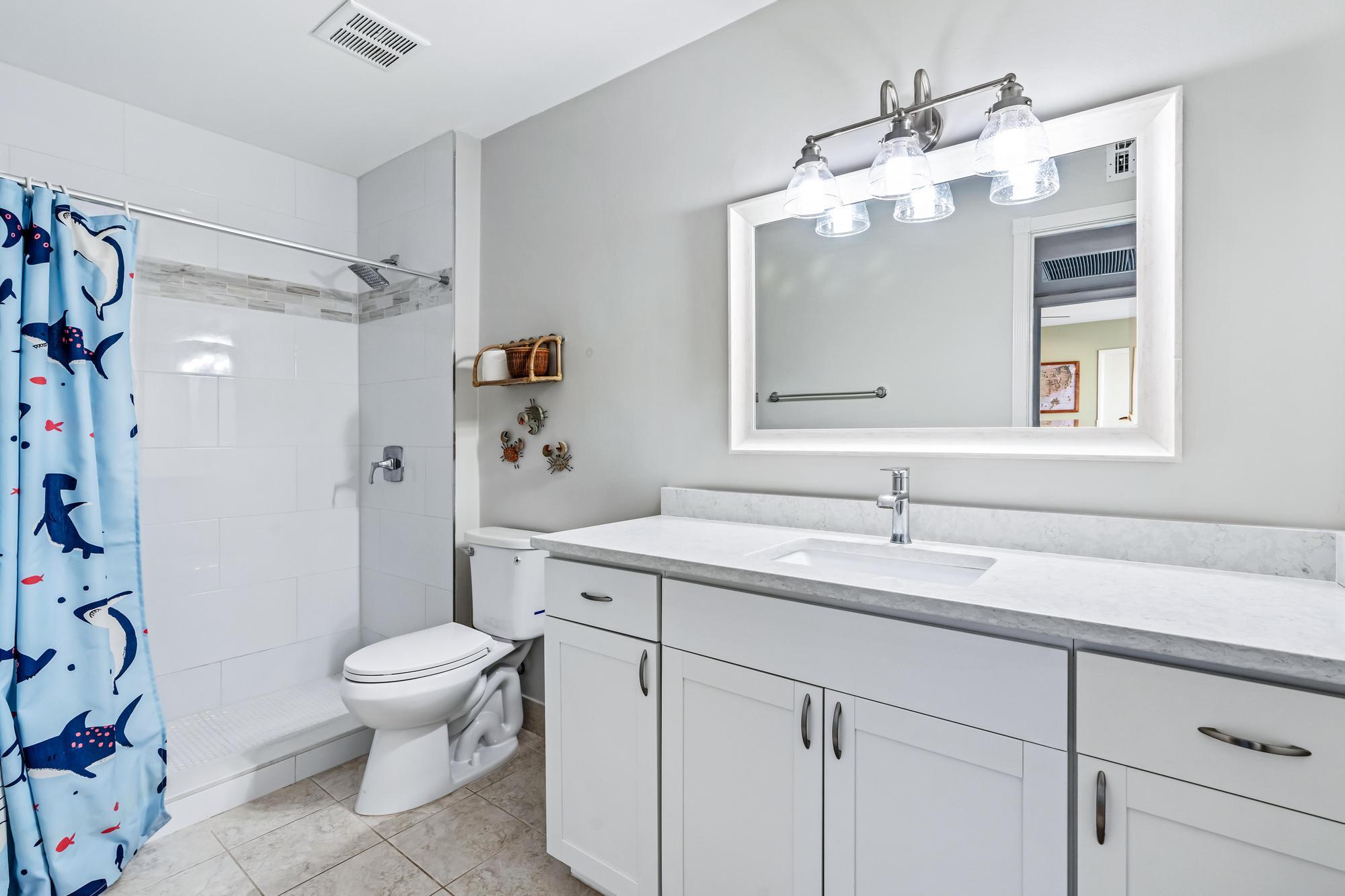 141 East Riverside Drive, Unit 11B Jupiter, FL 33469 - Photo 16 of 29 Guest Bath