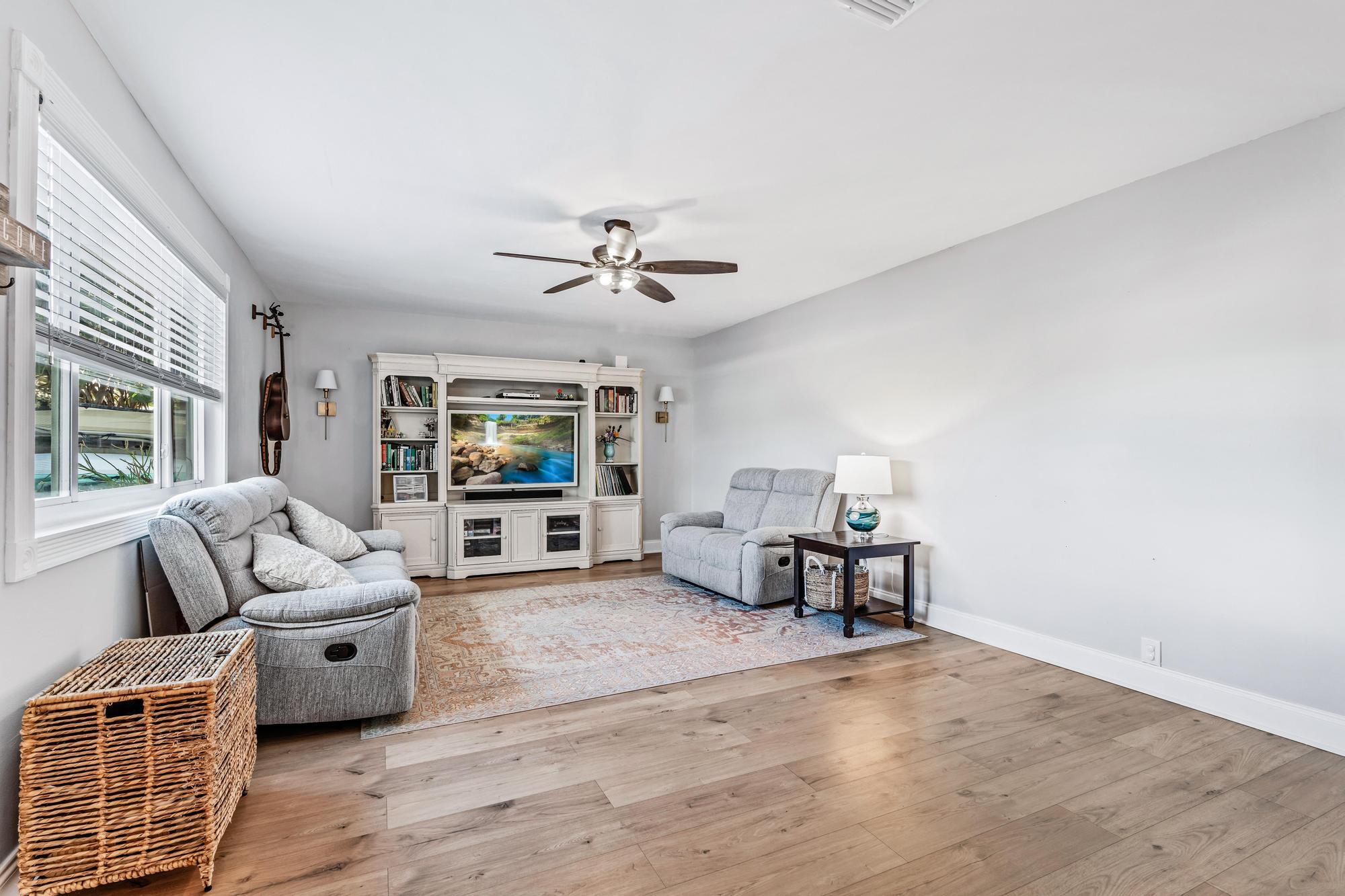 141 East Riverside Drive, Unit 11B Jupiter, FL 33469 - Photo 4 of 29 Living Room