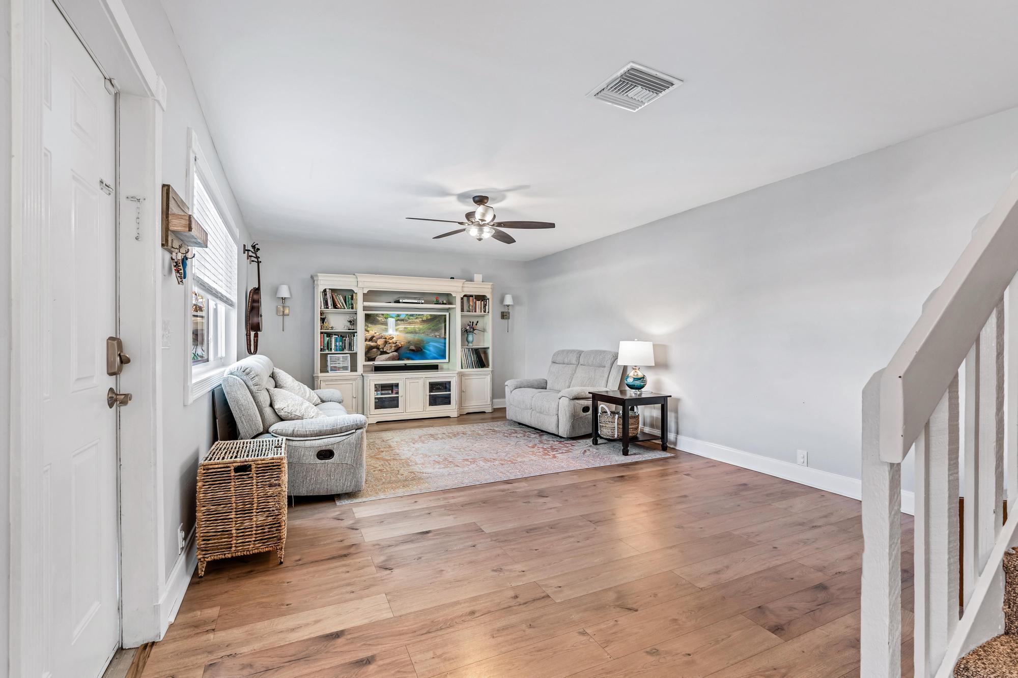 141 East Riverside Drive, Unit 11B Jupiter, FL 33469 - Photo 5 of 29 Living Room