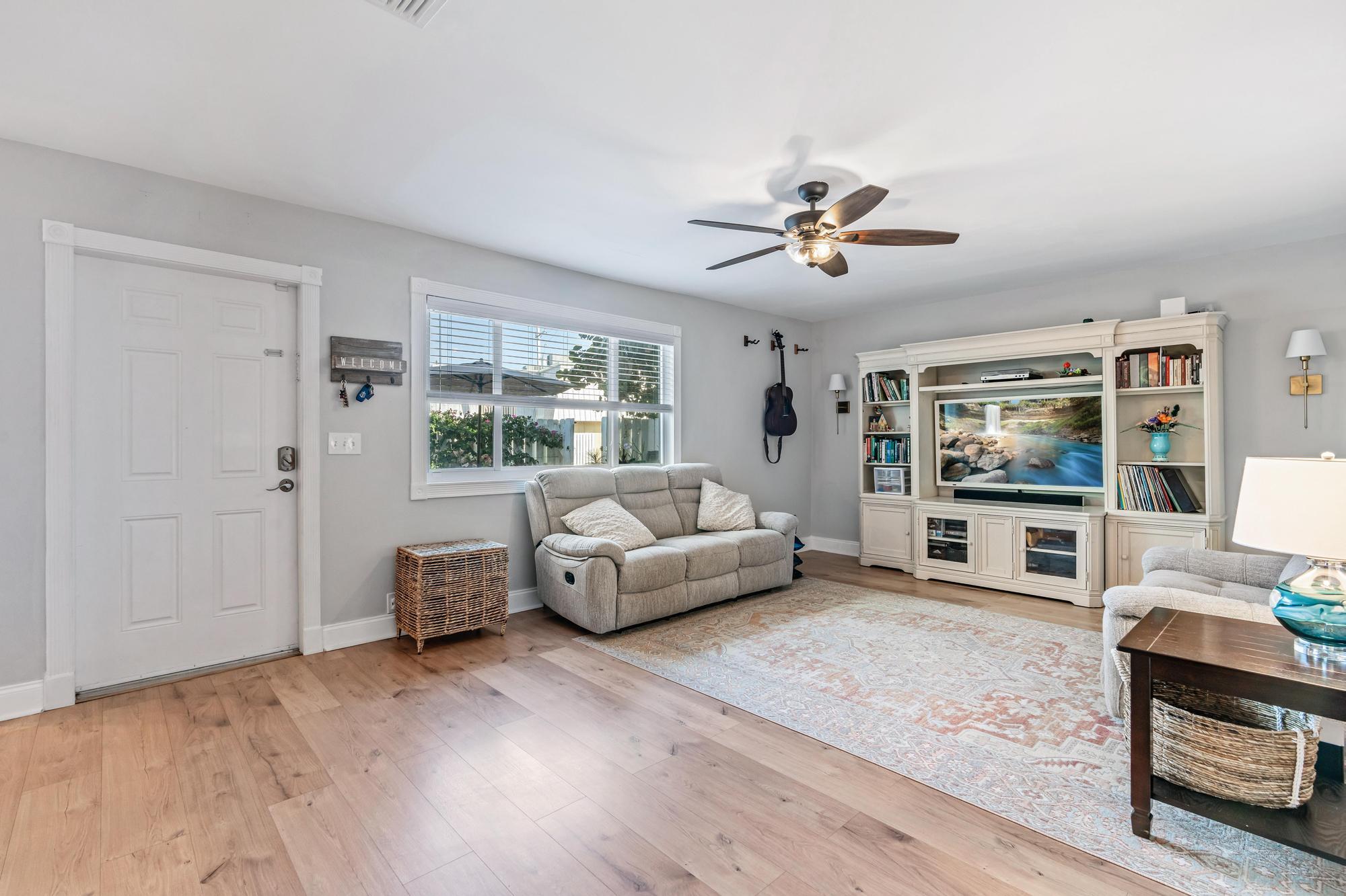 141 East Riverside Drive, Unit 11B Jupiter, FL 33469 - Photo 6 of 29 Living Room