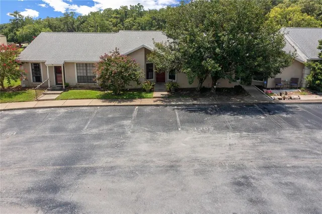 a view of a house with backyard and plants
