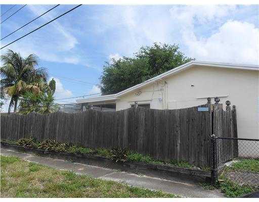4731 West Park Road Hollywood, FL 33021 - Photo 17 of 21 Yard/Garden