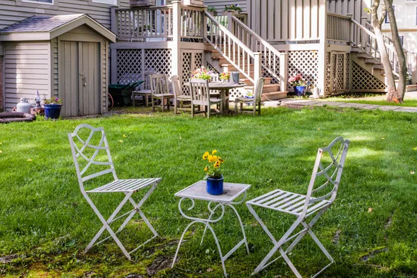 a view of a house with backyard