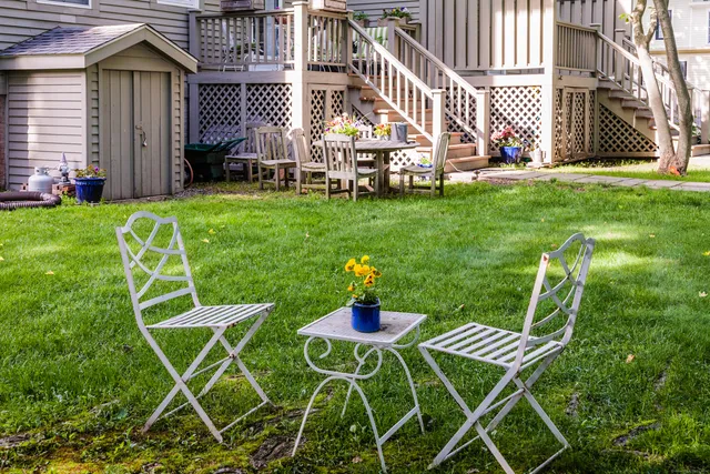 a view of a house with backyard