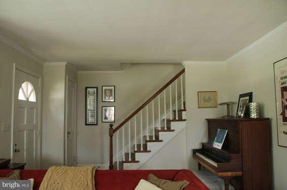 113 Birchwood Road Baltimore, MD 21228 - Photo 4 of 28 Living Room