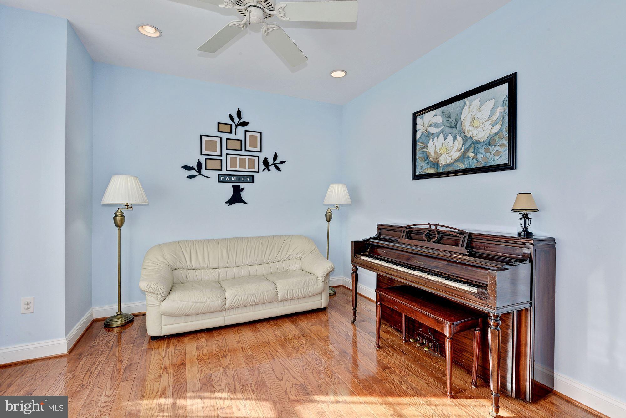 7746 West Shore Road Pasadena, MD 21122 - Photo 2 of 30 Living Room
