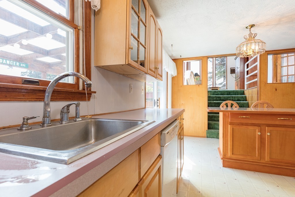4 Meredith Road Peabody, MA 01960 - Photo 8 of 28 Gallery Image 8