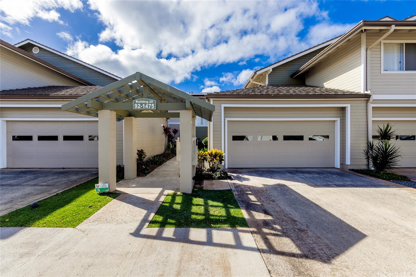 92-1475 Ali'inui Drive, Unit 20B Kapolei, HI 96707 - Photo 16 of 18 a front view of a house with garden