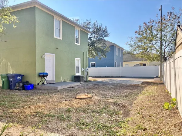 a view of backyard of the house