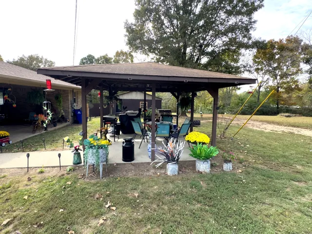 a view of a backyard